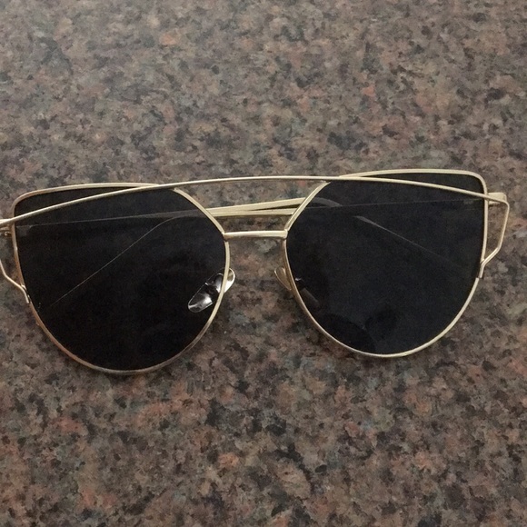 Gold and black sun glasses - Picture 1 of 3